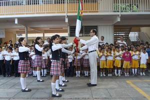 Ceremonia cívica en la escuela primaria Adolfo López Mateos