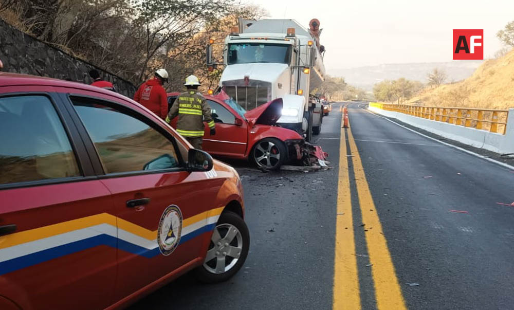 Choque Frontal De Auto Con Tr Iler Deja Saldo De Un Muerto En La Gdl