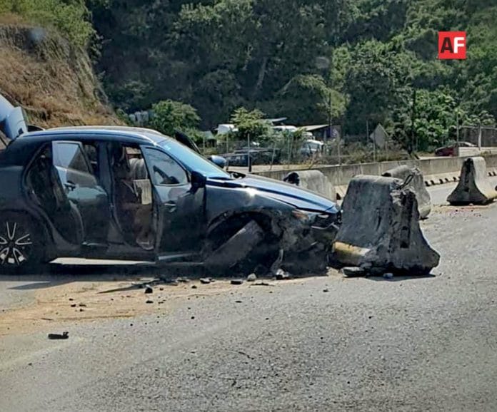 Camioneta se impacta contra muro de contención en Manzanillo AFmedios