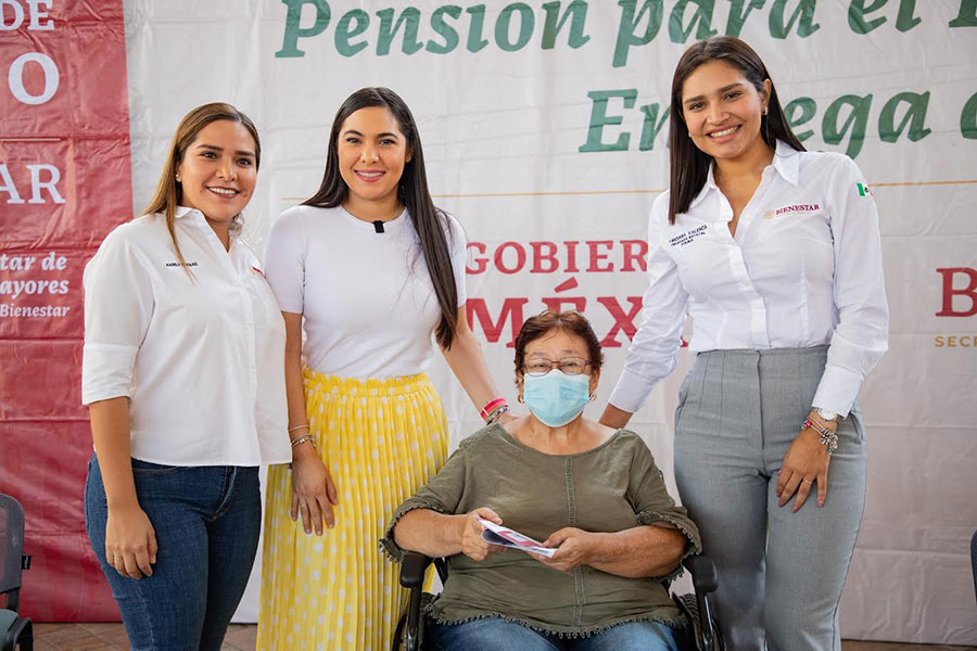 Indira participa en entrega de tarjetas bancarias de la Pensión para