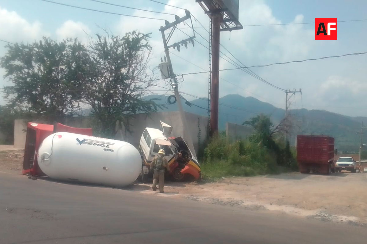 Pipa Con Gas LP Vuelca En Carretera Libre Guadalajara Tequila PC