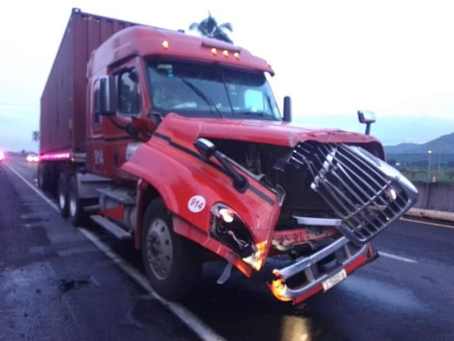 Tráiler protagoniza aparatoso accidente en la autopista Manzanillo a