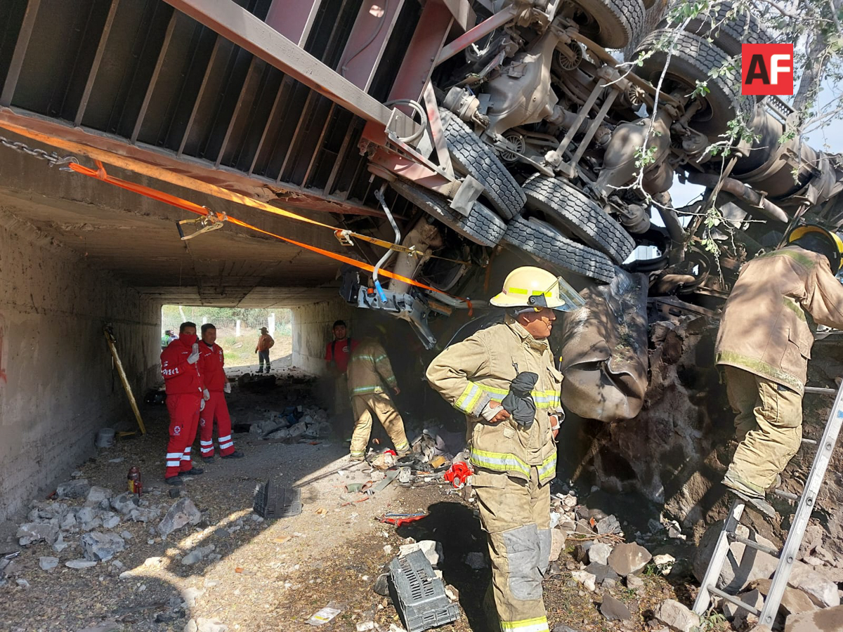 La volcadura de un tráiler dejó saldo de una persona muerta en Acatlán