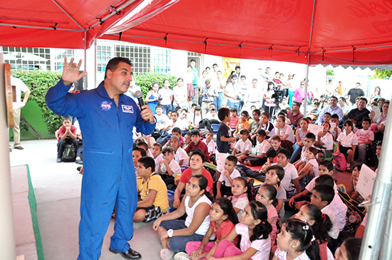 El Astronauta Mexicano José Hernández Visita A Niños Del Mirador De La Cumbre Ii Afmedios 8548